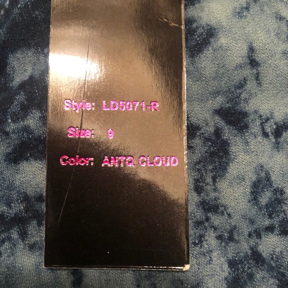 Juniors jeans NWT excellent condition. - Picture 3 of 5